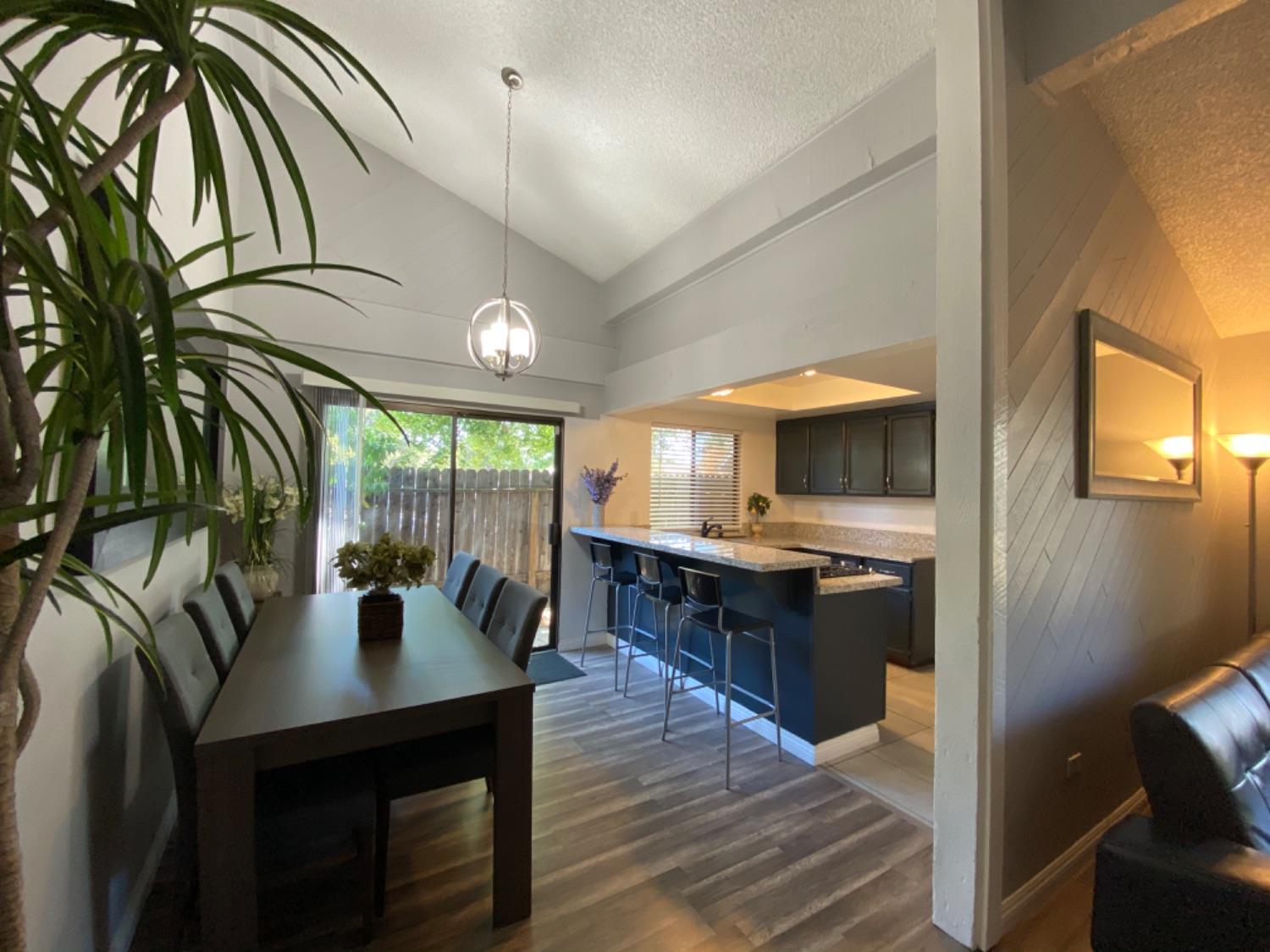 Photo #7: 20040417 Listing 
