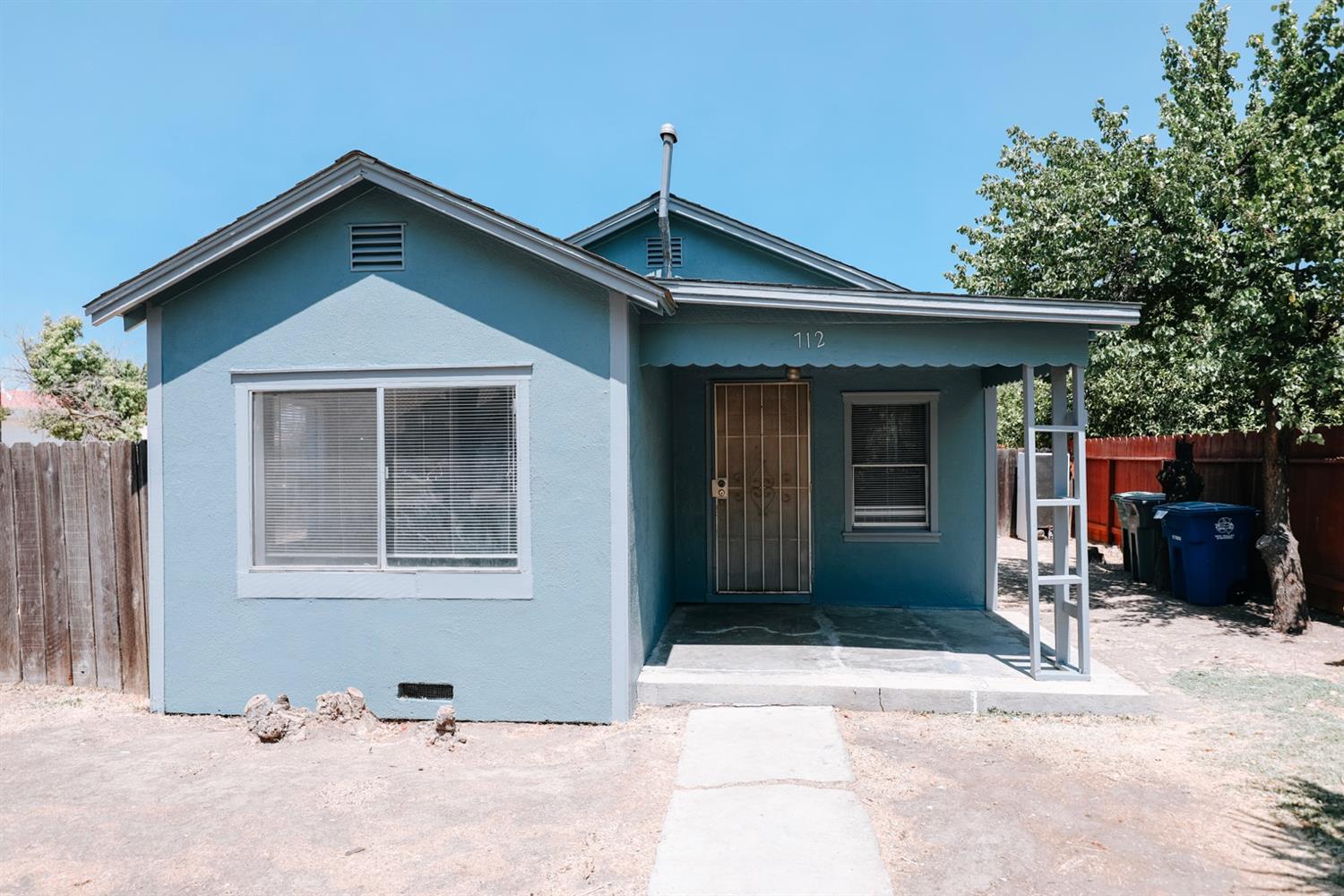 Detail Gallery Image 1 of 1 For 712 D St, Los Banos,  CA 93635 - 2 Beds | 1 Baths