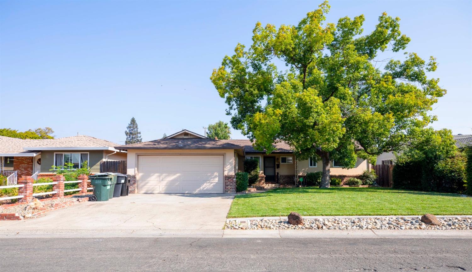 REMODELED & MOVE IN READY!  Single Family Residence located in Tokay Park Community. Property Featur
