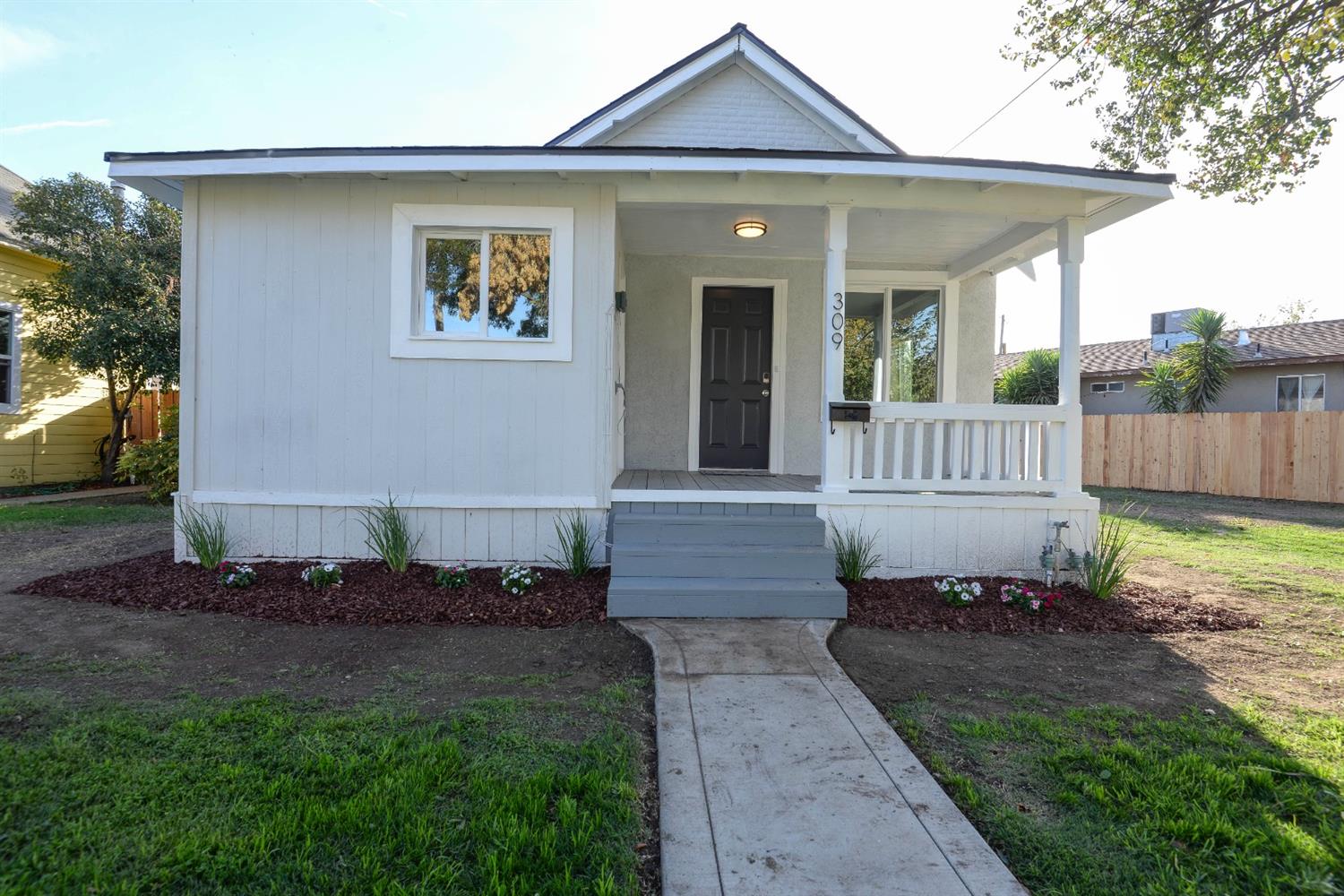 Detail Gallery Image 1 of 1 For 309 K St, Los Banos,  CA 93635 - 3 Beds | 2 Baths