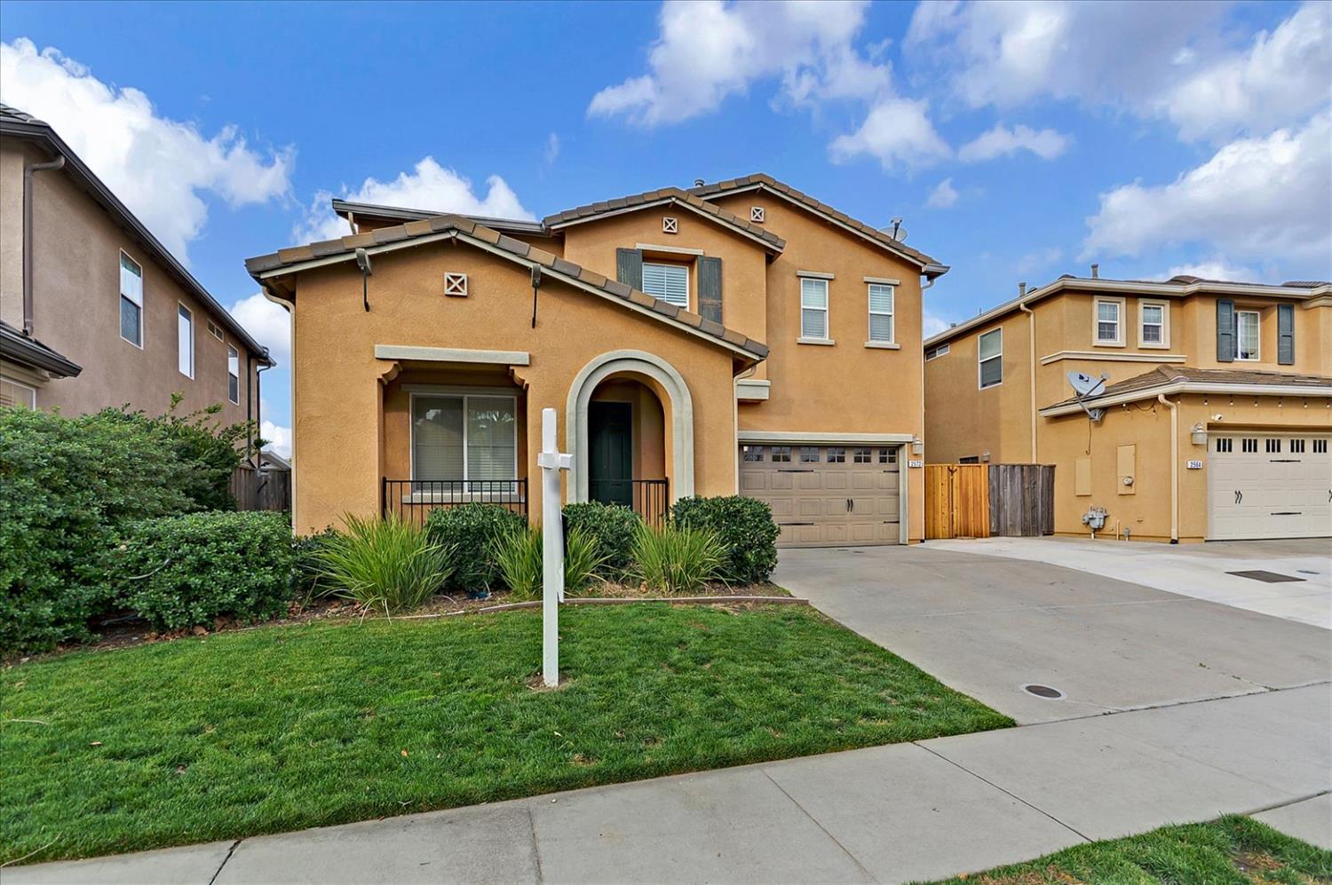 Detail Gallery Image 1 of 1 For 2572 Woodfield Way, Roseville,  CA 95747 - 5 Beds | 2/1 Baths