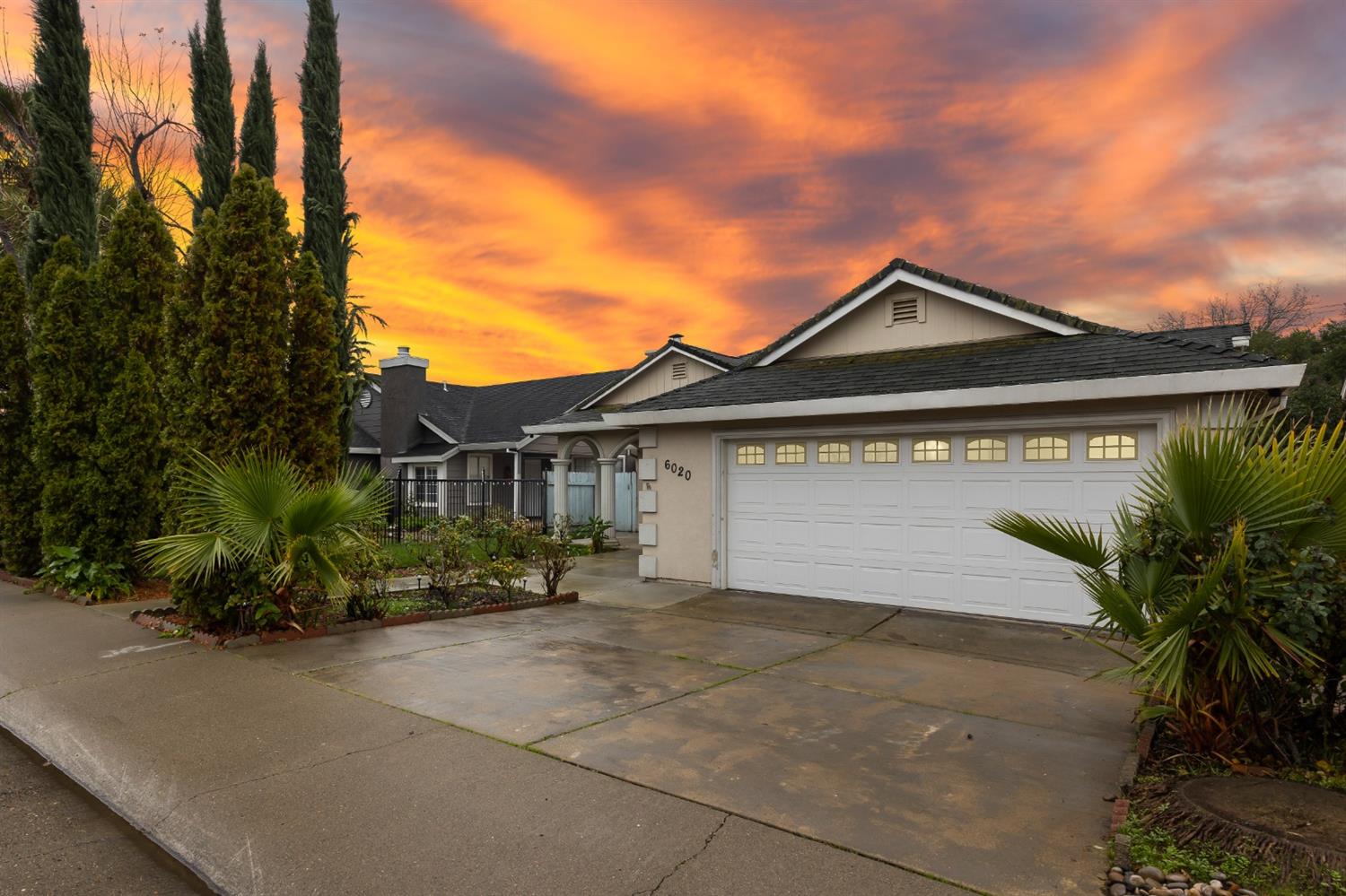Beautiful 3 bedroom, 2 bathroom in Citrus Heights. The open kitchen features plenty of storage and e