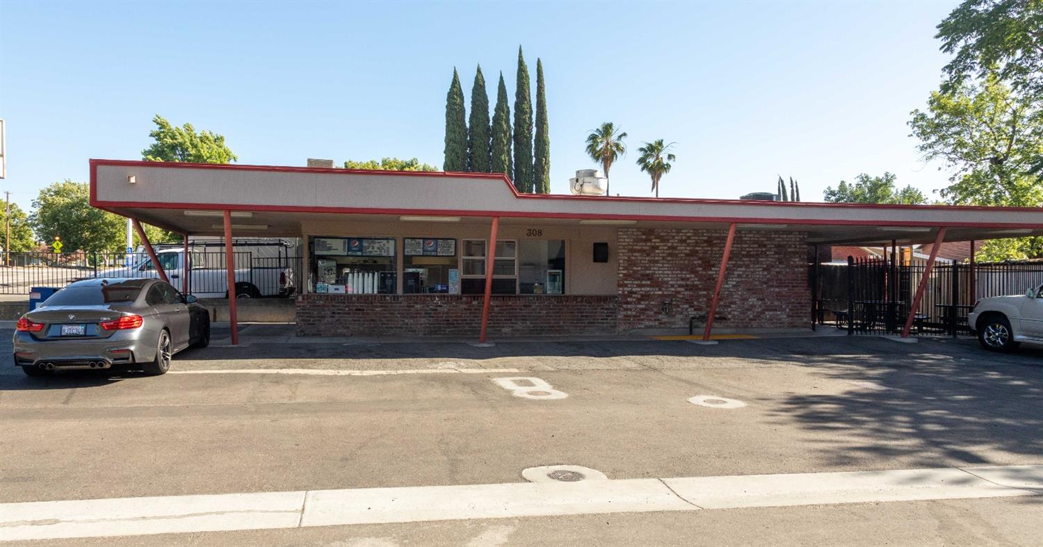 Prime location near Old Town Roseville on Washington Blvd, Drive-in facility including restaurant equipment to start operating from close of escrow.  Strong customer base and newly occupied apartment complex next door provides a steady stream of customers.
