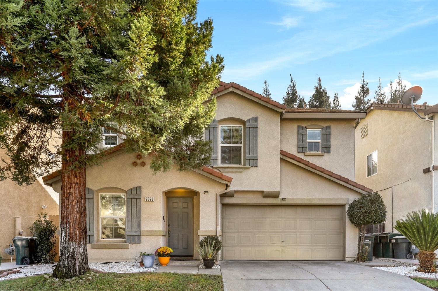 Stunning 4 bed 2.5 dream home in this highly desirable Gold River neighborhood!! This freshly painte