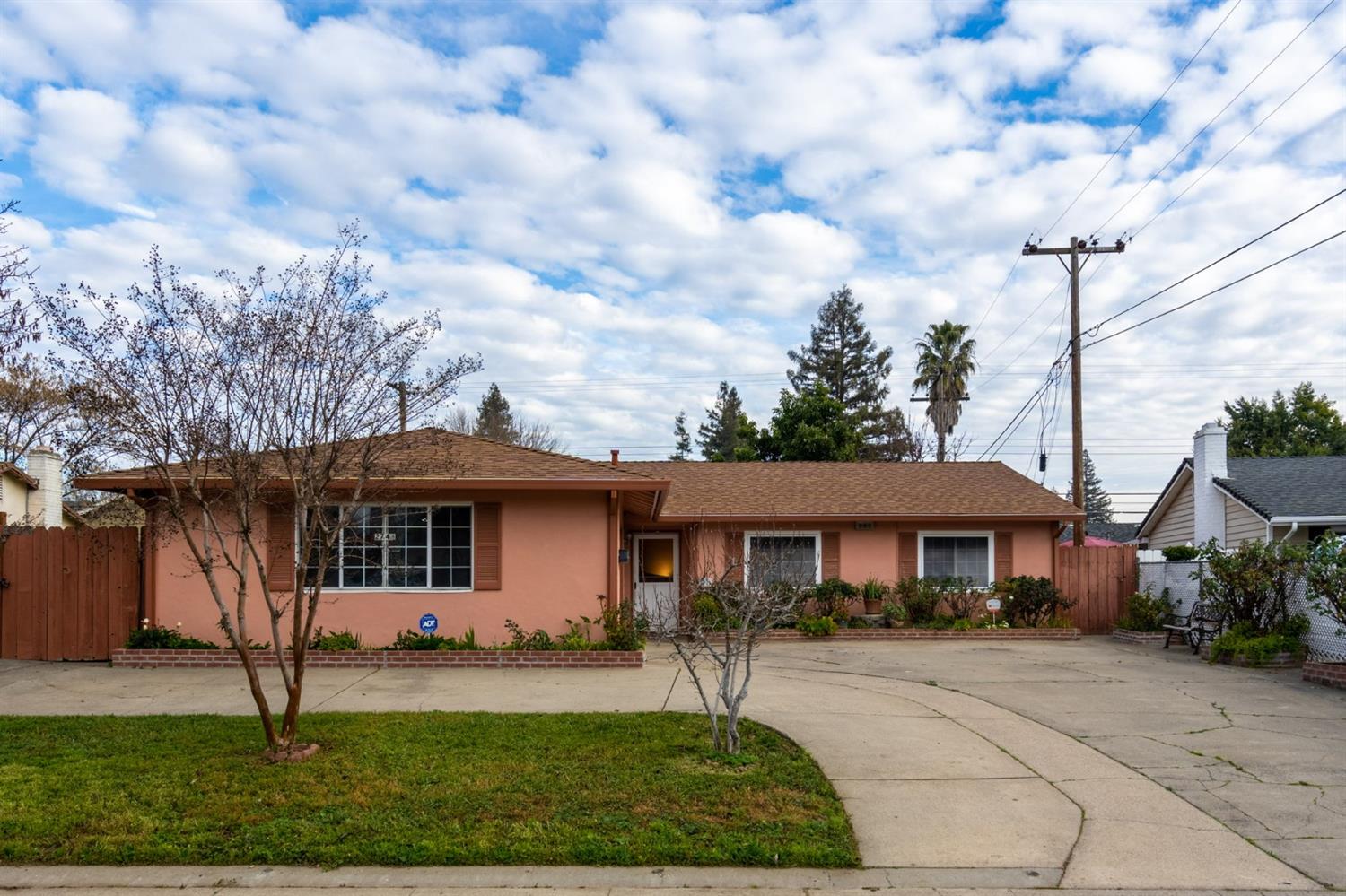 Detail Gallery Image 1 of 1 For 2748 Dorine Way, Sacramento,  CA 95833 - 3 Beds | 2 Baths