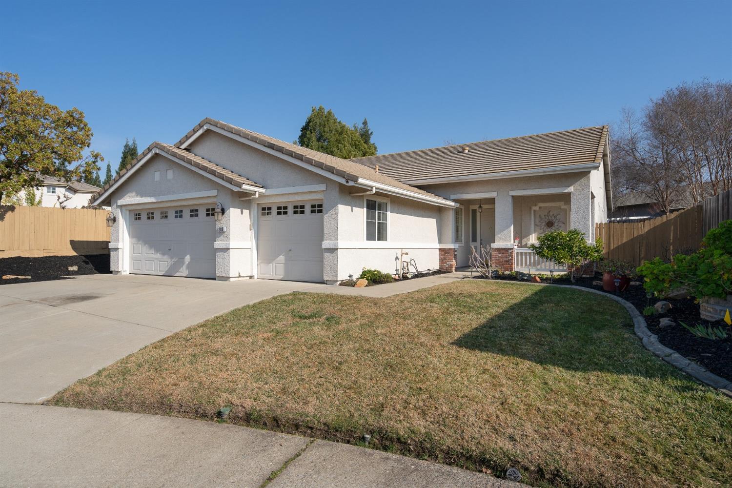 Single Story! Broadstone! Cul-de-Sac!  So many desirable features in this 3 bed, 2 bath Folsom home.