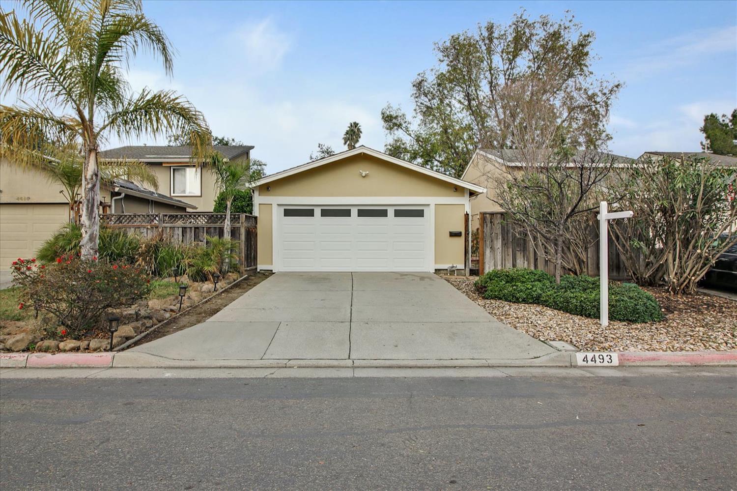Detail Gallery Image 1 of 1 For 4493 Hollowgate Ln, San Jose,  CA 95124 - 2 Beds | 1 Baths