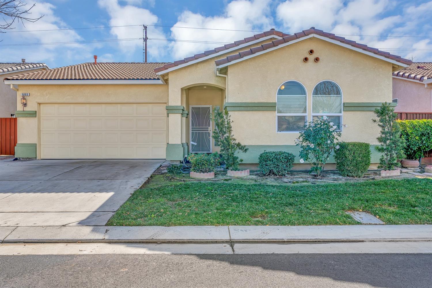 Detail Gallery Image 1 of 1 For 3003 La Vina Cir, Los Banos,  CA 93635 - 3 Beds | 2 Baths