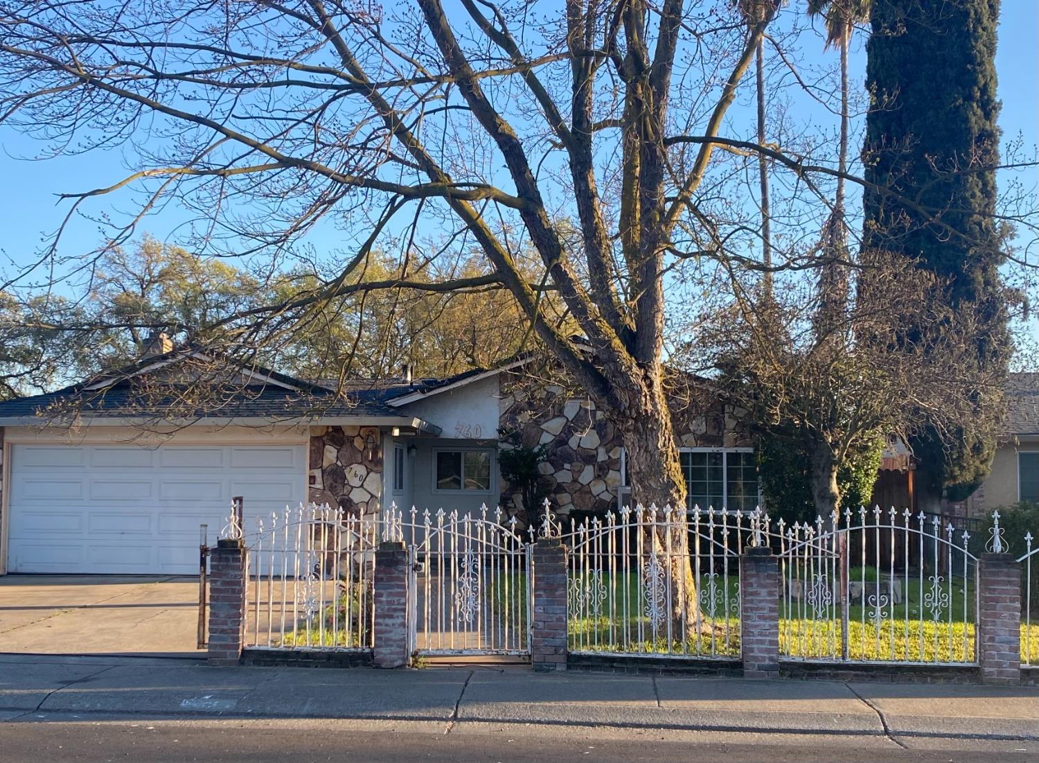 Photo of 760 Castle Oaks Dr in Stockton, CA