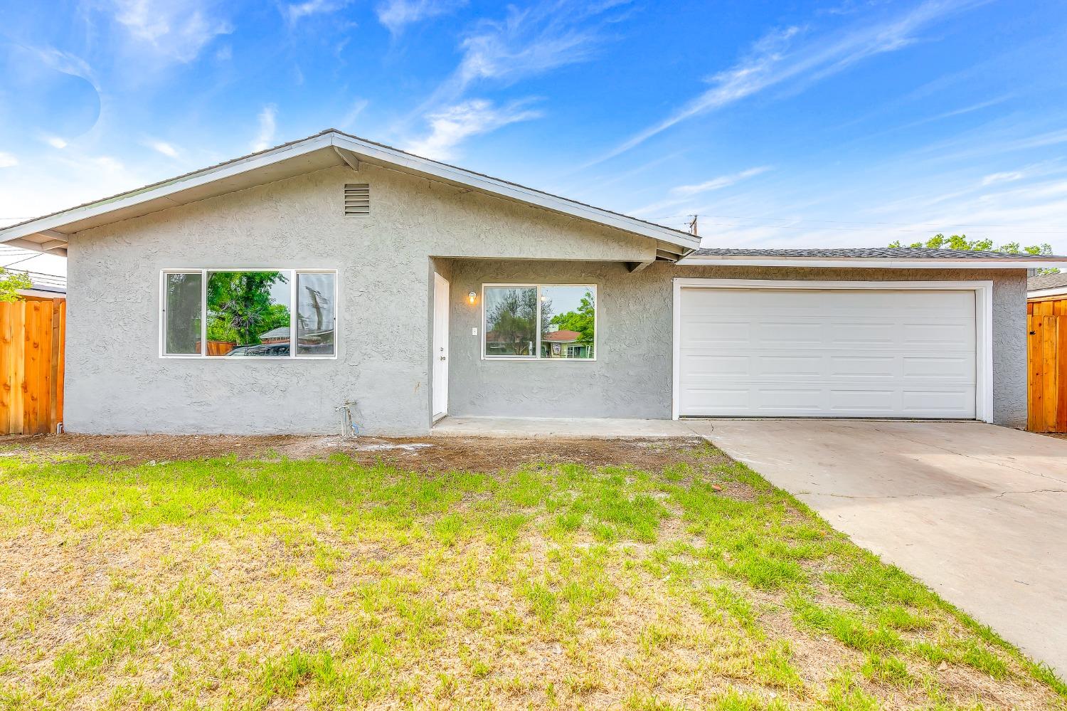 Detail Gallery Image 1 of 1 For 425 Citrus Ave, Los Banos,  CA 93635 - 3 Beds | 2 Baths