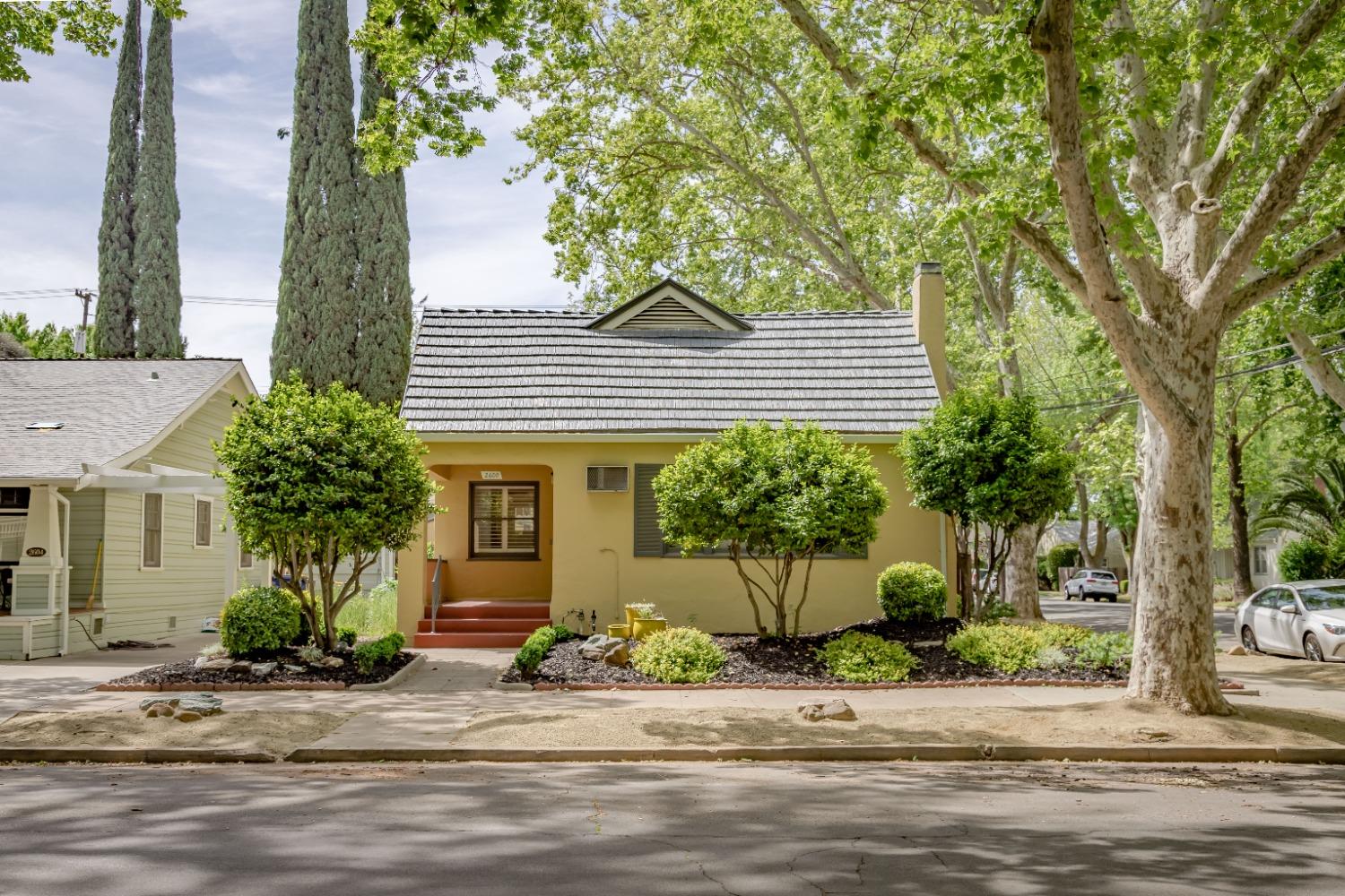 Detail Gallery Image 1 of 1 For 2600 D St, Sacramento,  CA 95816 - 2 Beds | 1 Baths