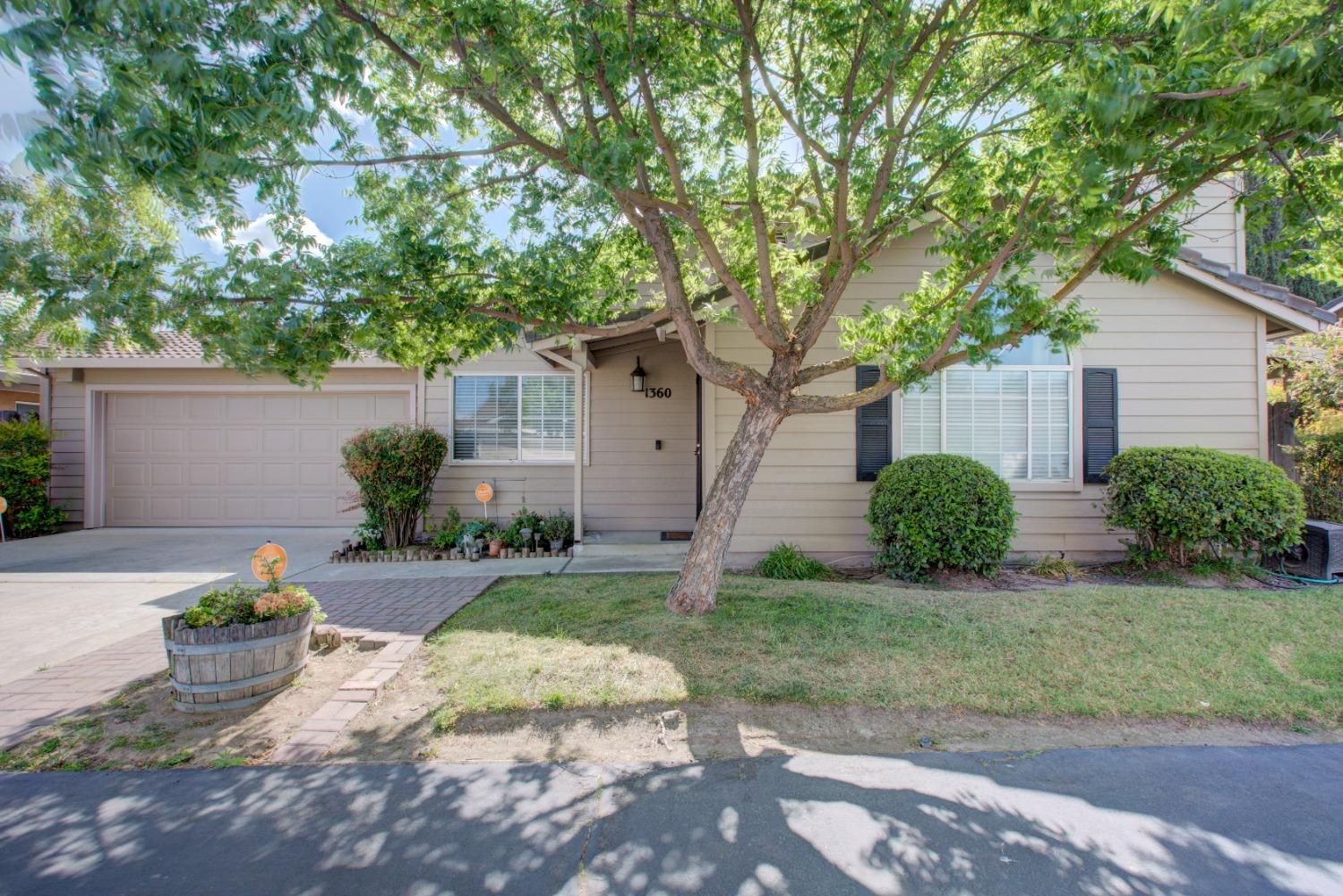 Detail Gallery Image 1 of 1 For 1360 Windsor Ct, Turlock,  CA 95380 - 3 Beds | 2 Baths