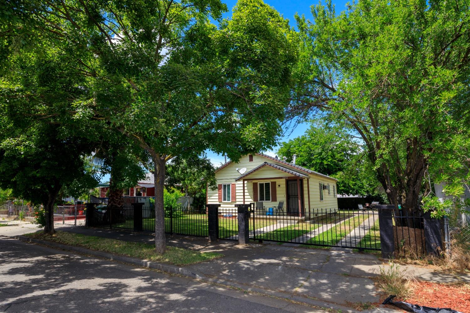 Detail Gallery Image 1 of 1 For 2211 E Myrtle St, Stockton,  CA 95205 - 2 Beds | 1 Baths