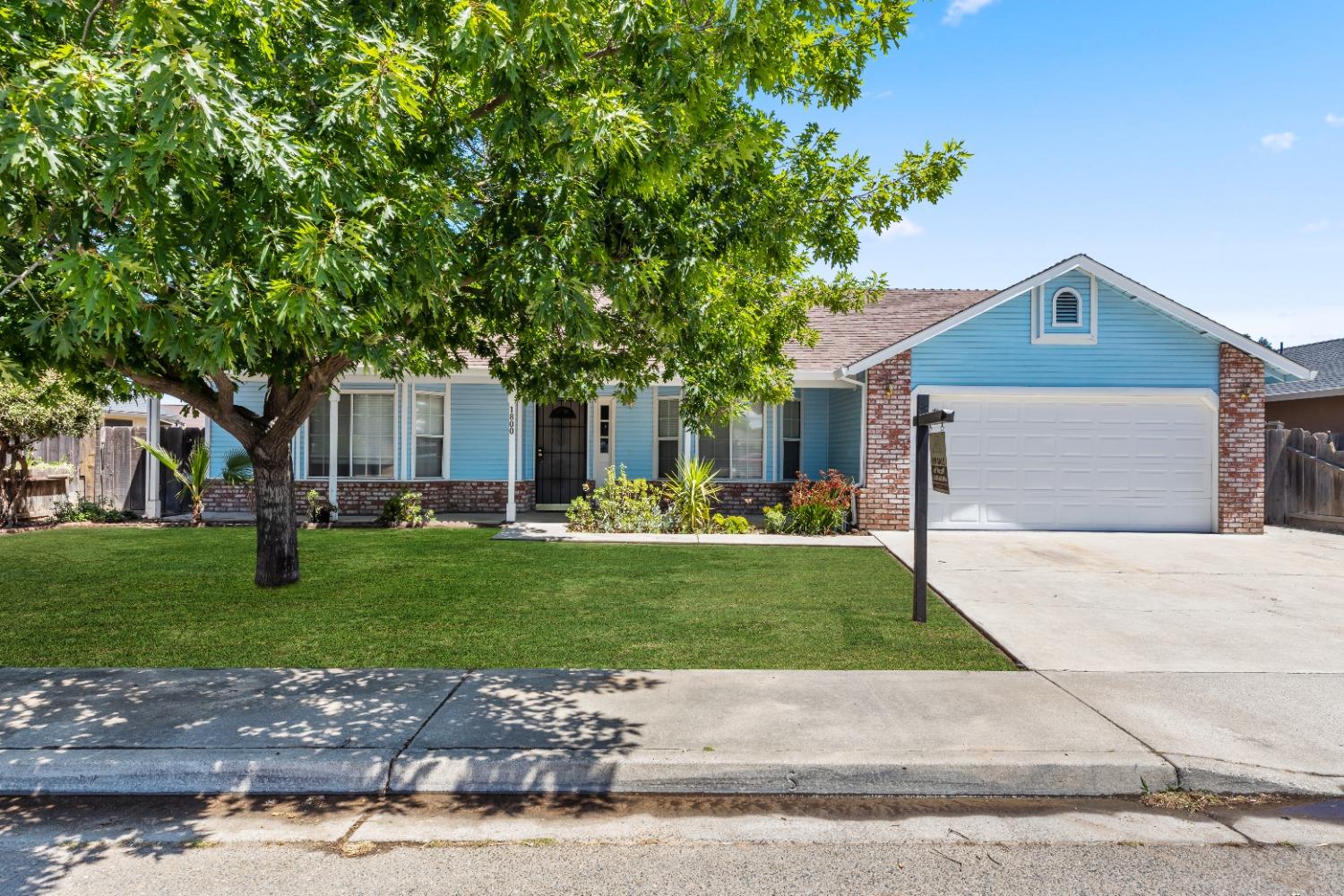 Detail Gallery Image 1 of 1 For 1800 Amberwood Ln, Turlock,  CA 95380 - 3 Beds | 2 Baths
