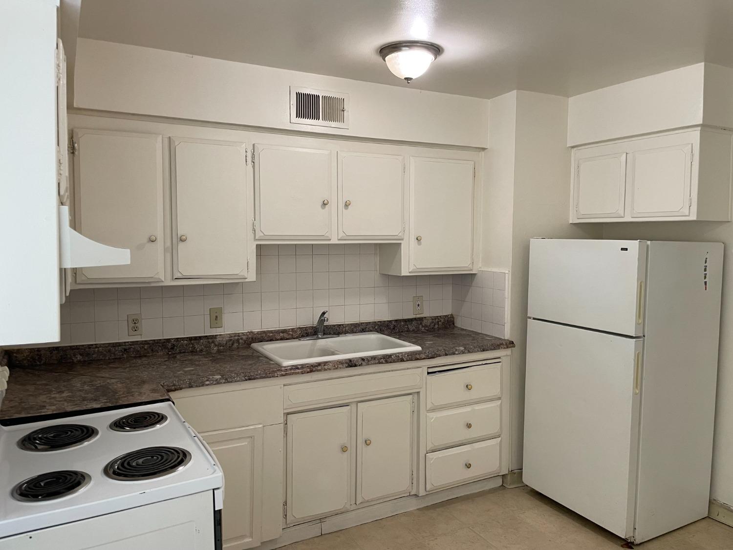 Detail Gallery Image 1 of 1 For 2421 Country Club Blvd #28,  Stockton,  CA 95204 - 2 Beds | 1 Baths