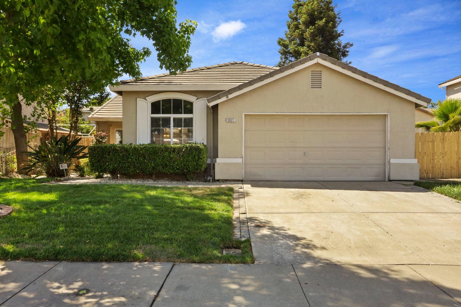 Detail Gallery Image 1 of 35 For 3921 Zeally Ln, Stockton,  CA 95206 - 3 Beds | 2 Baths