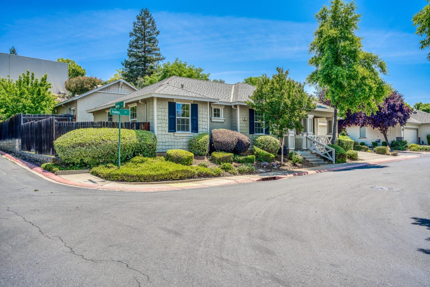 Detail Gallery Image 1 of 1 For 851 Holley Ct, Folsom,  CA 95630 - 3 Beds | 2 Baths