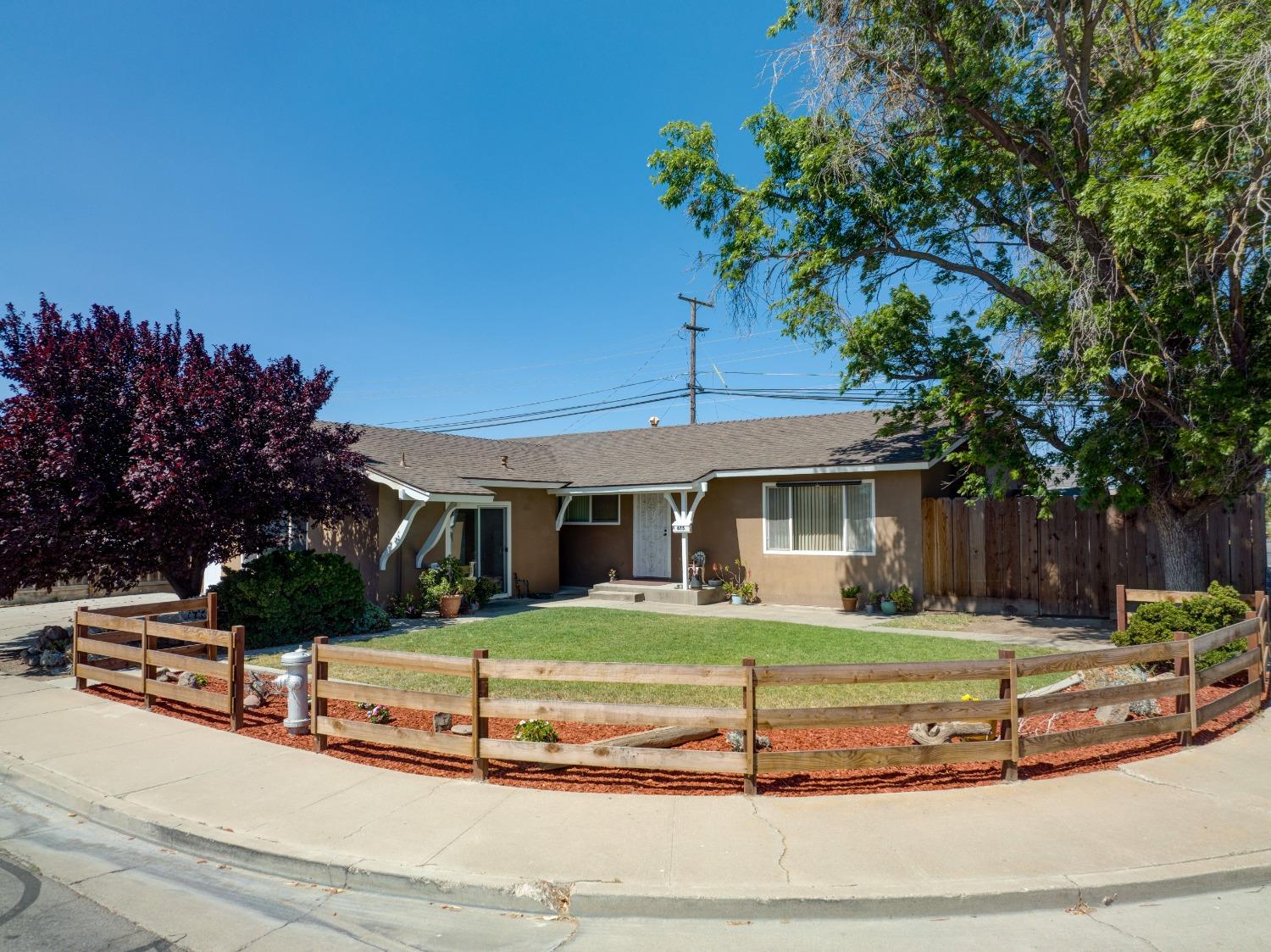 Detail Gallery Image 1 of 1 For 675 Skylark Ave, Los Banos,  CA 93635 - 4 Beds | 2 Baths