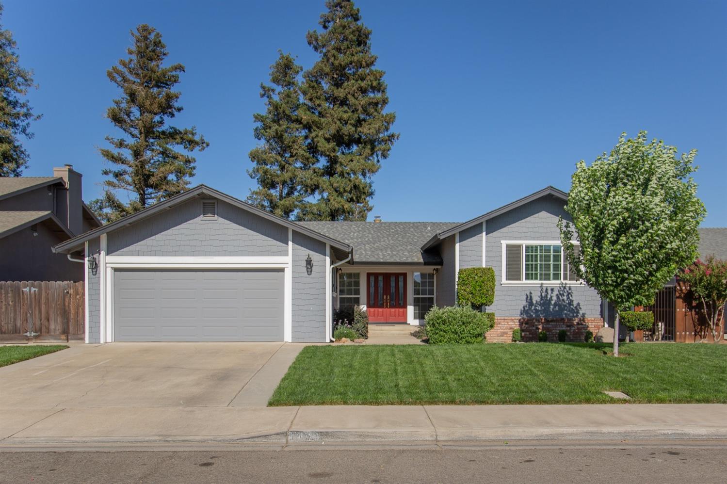 Detail Gallery Image 1 of 1 For 1400 Sherwood Dr, Turlock,  CA 95380 - 3 Beds | 2 Baths