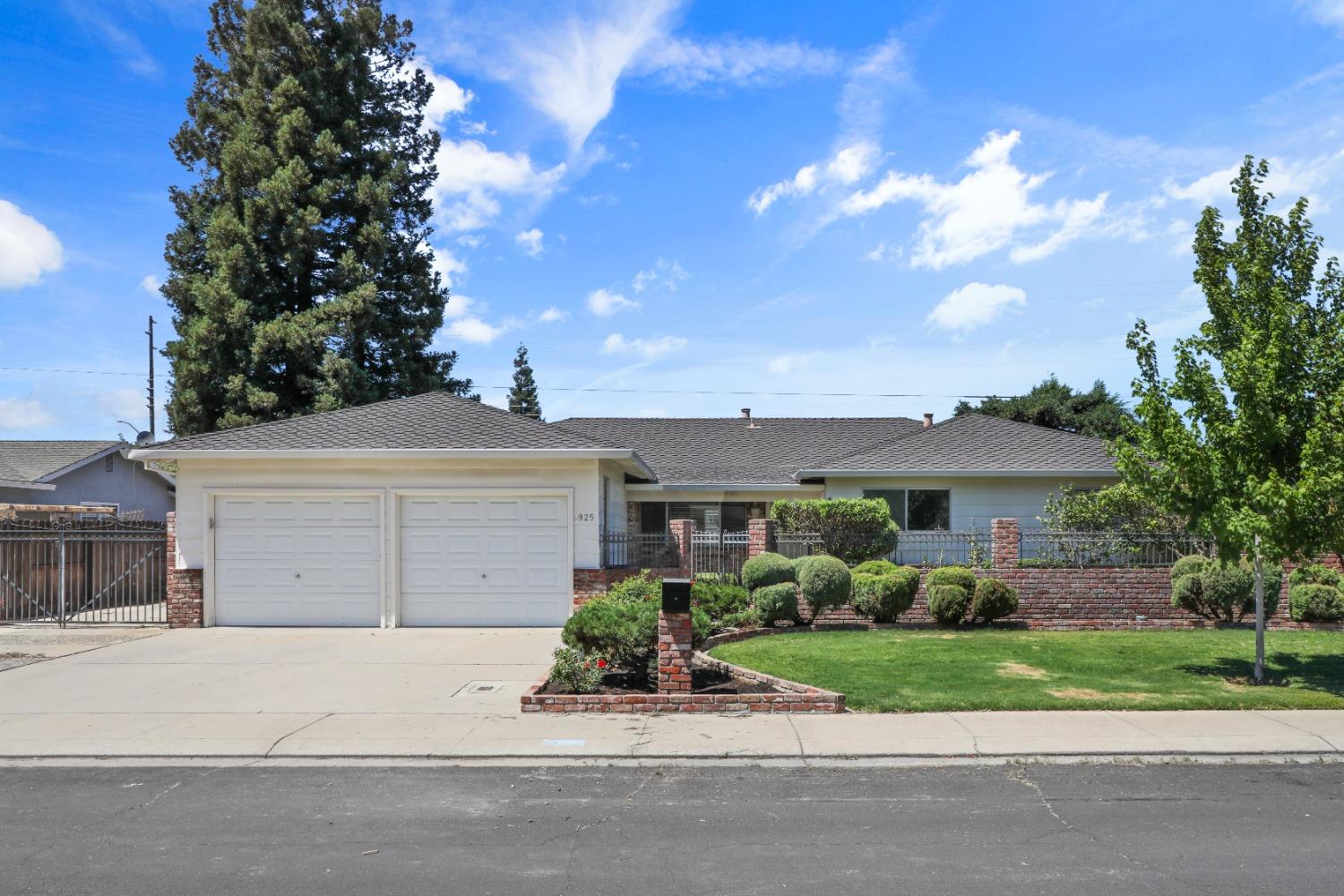 Detail Gallery Image 1 of 1 For 925 Dyer Ln, Modesto,  CA 95350 - 3 Beds | 2 Baths