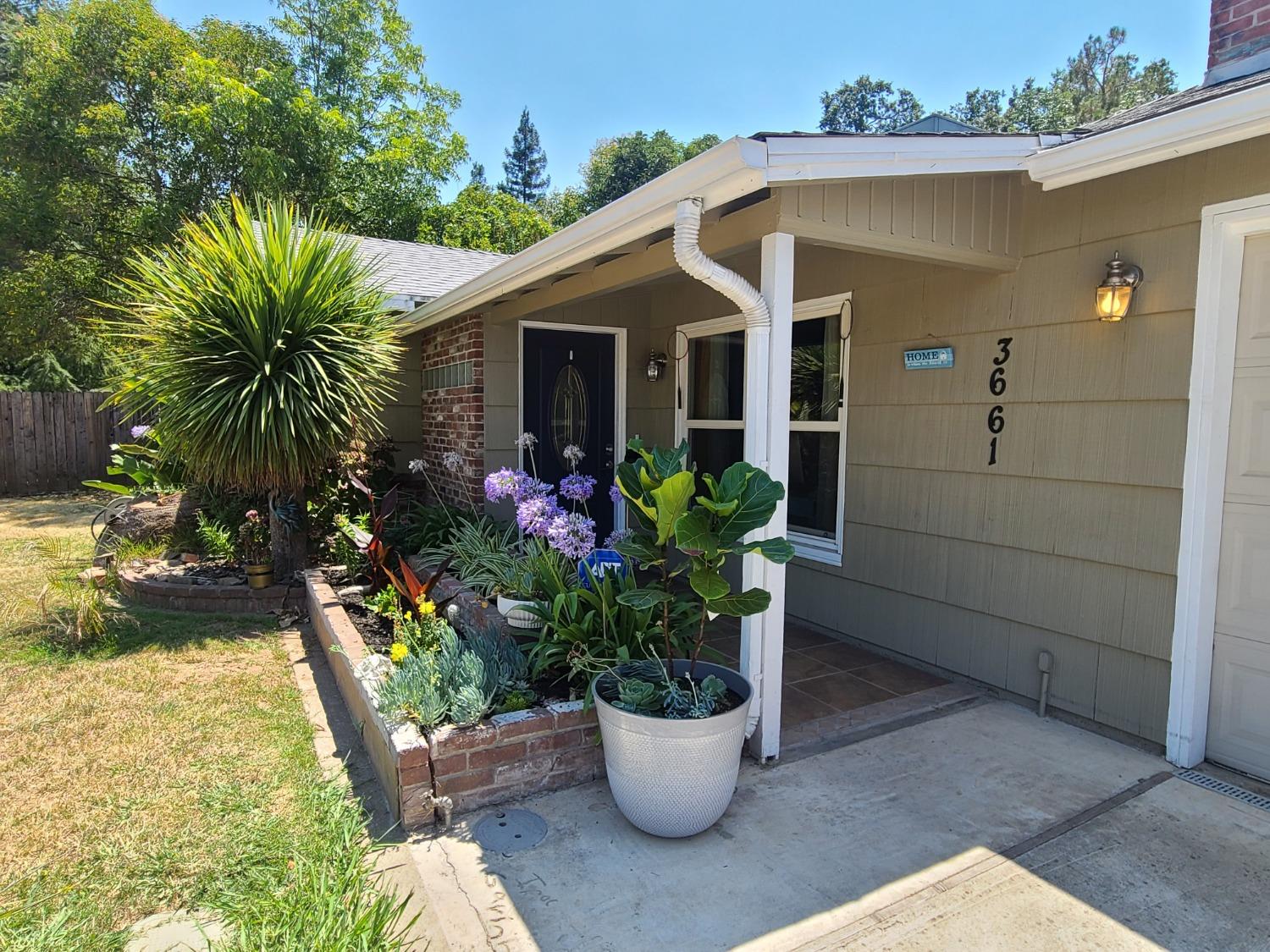Photo of 3661 E Country Club Ln in Sacramento, CA