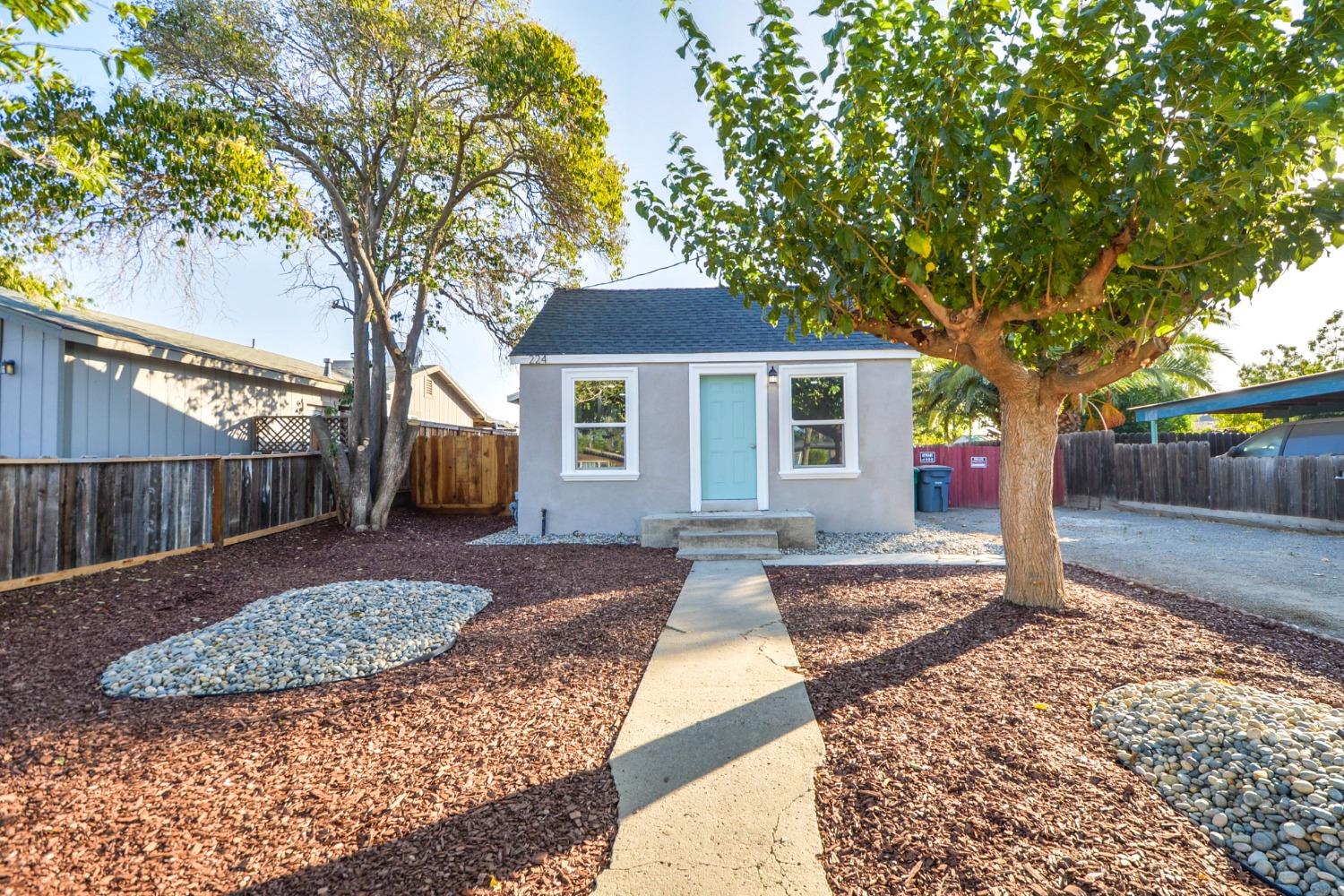 Detail Gallery Image 1 of 1 For 224 E St, Los Banos,  CA 93635 - 2 Beds | 1 Baths