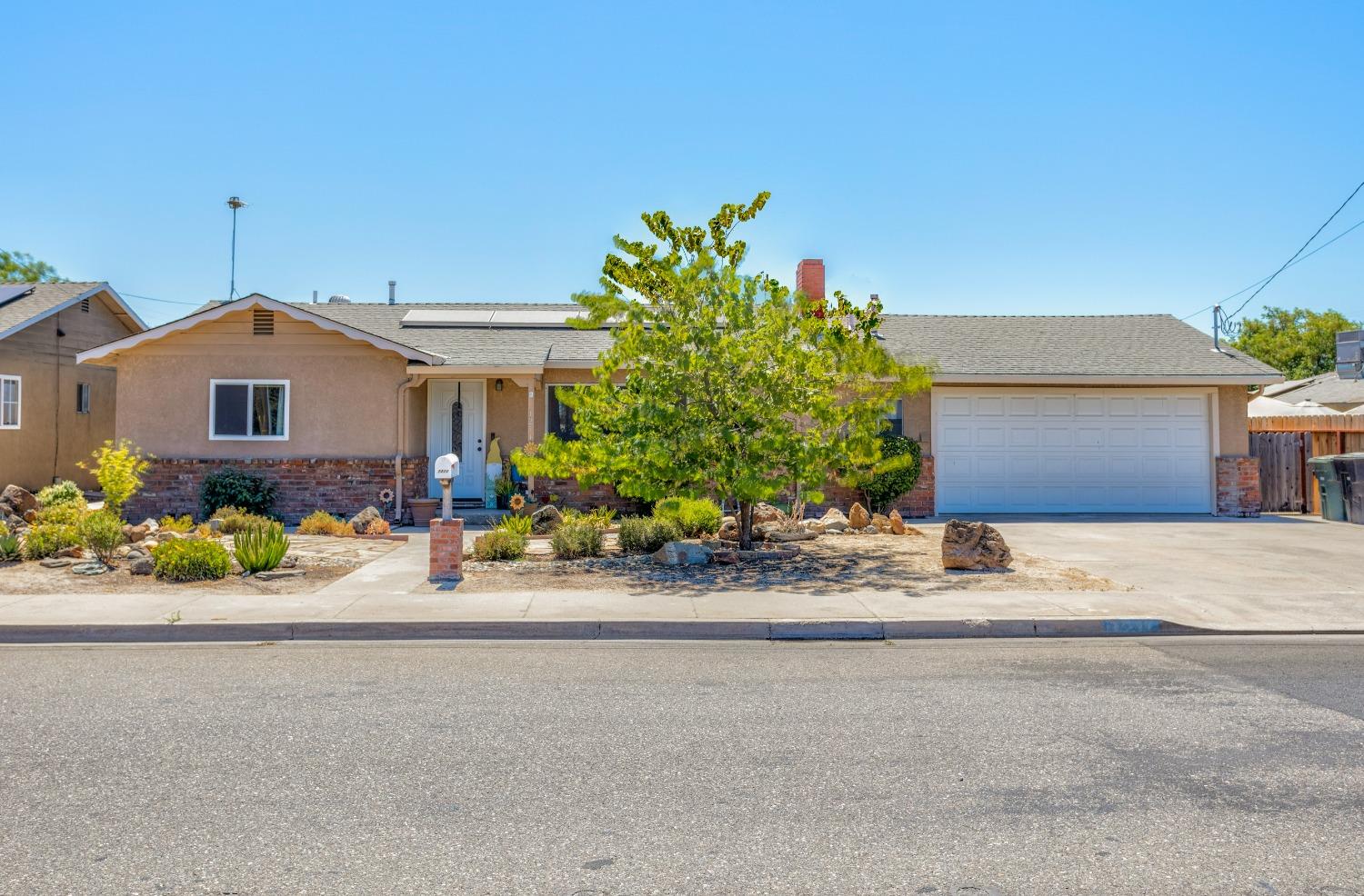 Detail Gallery Image 1 of 1 For 1211 E C St, Oakdale,  CA 95361 - 2 Beds | 2 Baths
