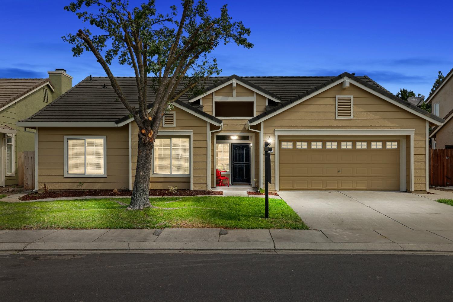 Detail Gallery Image 1 of 27 For 1731 Rail St, Manteca,  CA 95337 - 3 Beds | 2 Baths