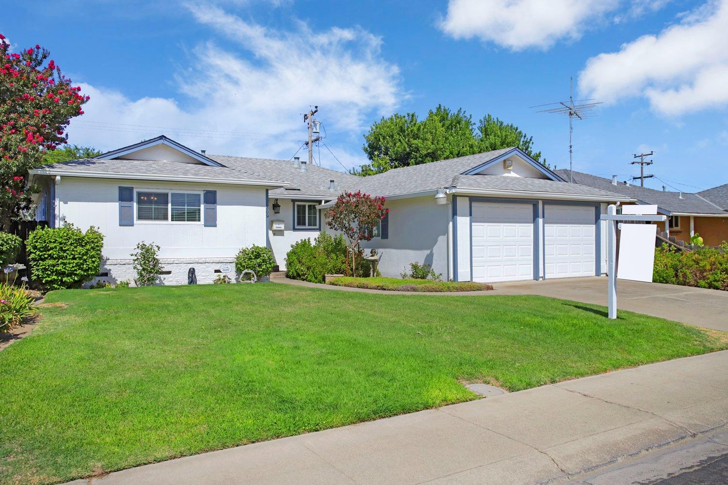 Detail Gallery Image 3 of 32 For 309 Roosevelt Ave, Manteca,  CA 95336 - 3 Beds | 2 Baths