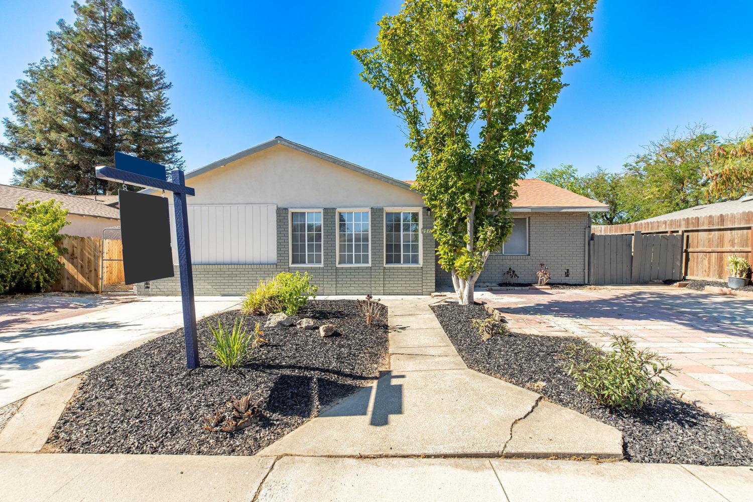 Detail Gallery Image 1 of 1 For 2517 Kildare Ln, Modesto,  CA 95354 - 4 Beds | 1 Baths