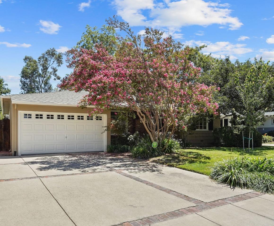Welcome to the heart of Hollywood Park! This spacious gem is on a terrific block with a huge yard.  