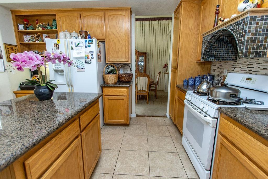 Detail Gallery Image 9 of 34 For 1612 via Colabria, Gustine,  CA 95322 - 4 Beds | 3 Baths