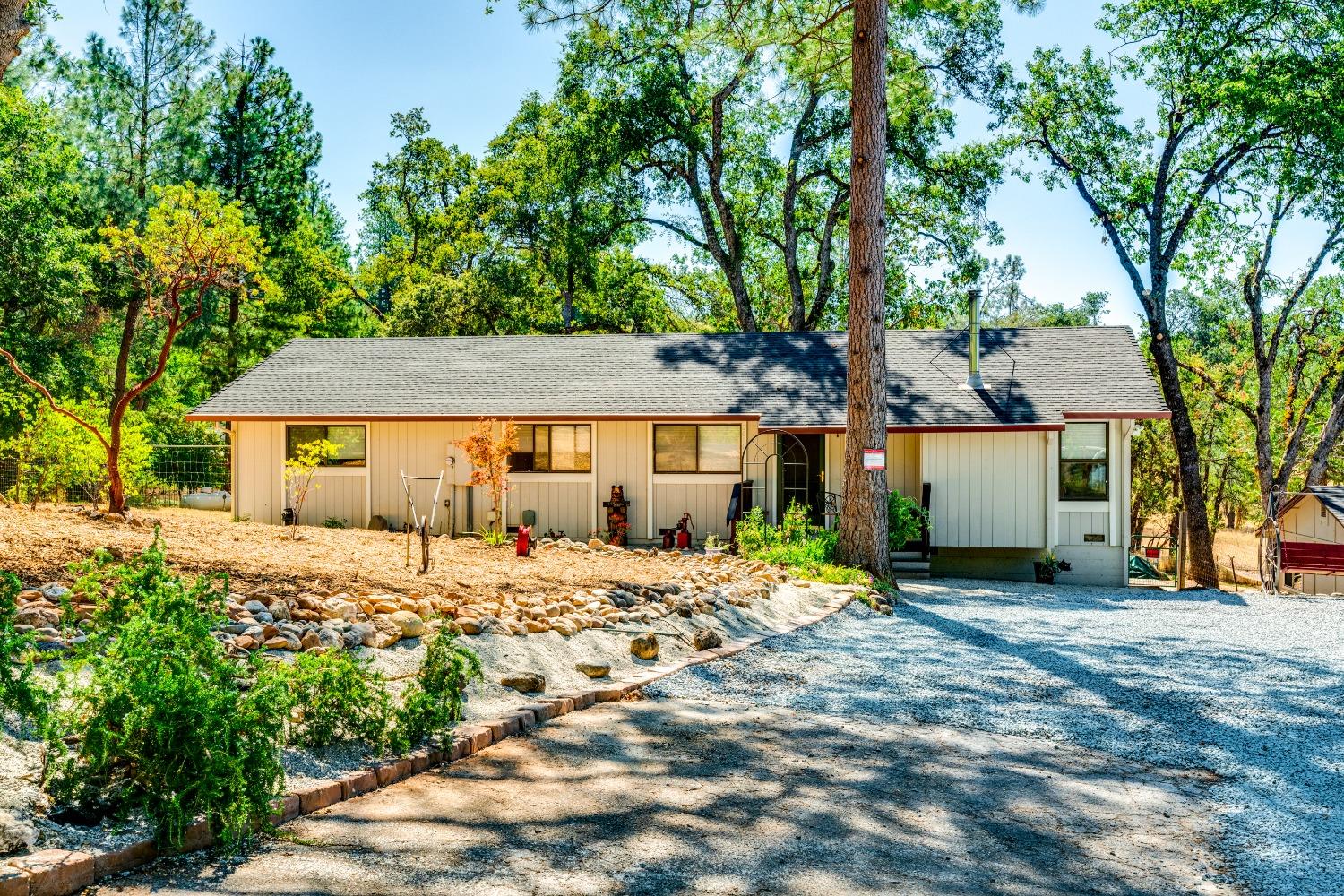 Photo of 20100 Redwood Dr in Foresthill, CA