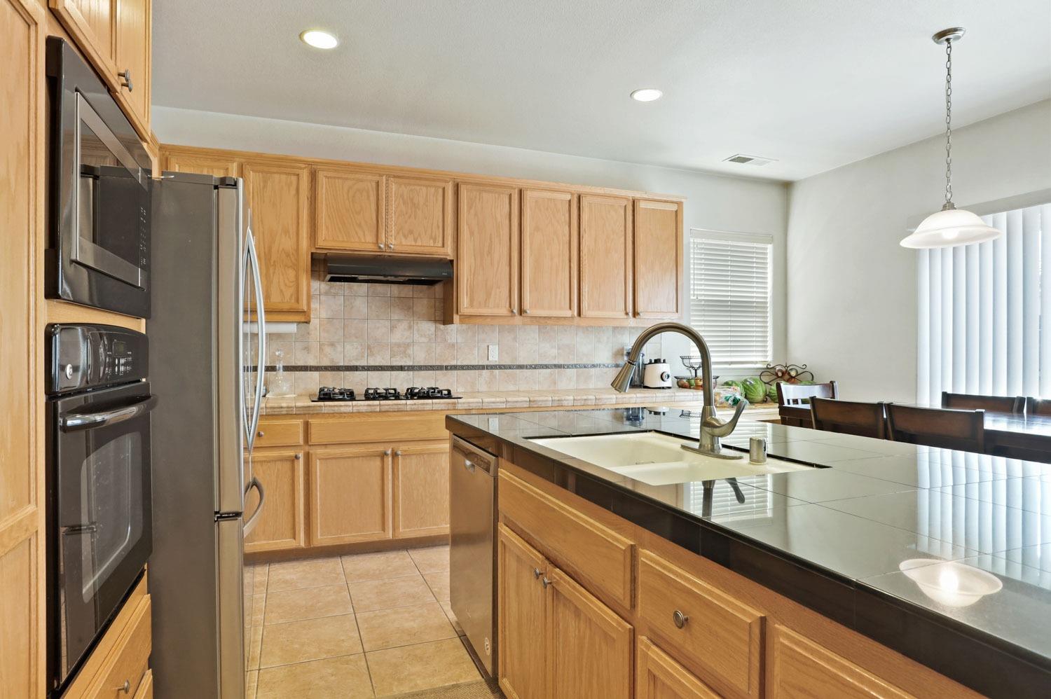 Detail Gallery Image 12 of 31 For 431 Morena Dr, Los Banos,  CA 93635 - 8 Beds | 3 Baths