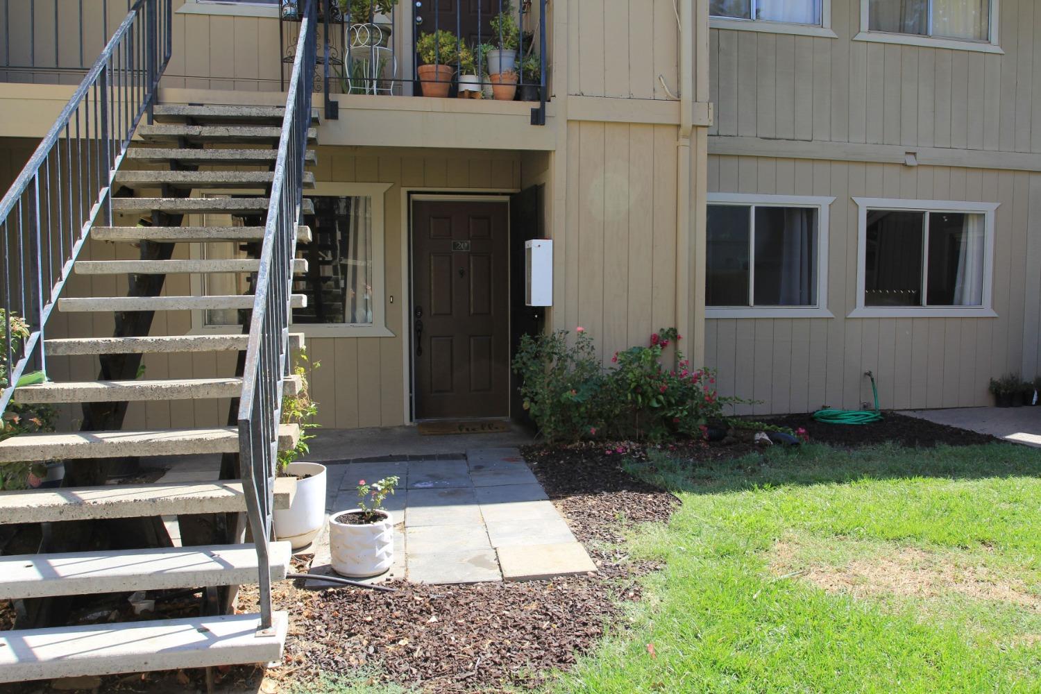 Detail Gallery Image 1 of 24 For 1819 S Cherokee Ln #20,  Lodi,  CA 95240 - 2 Beds | 1 Baths