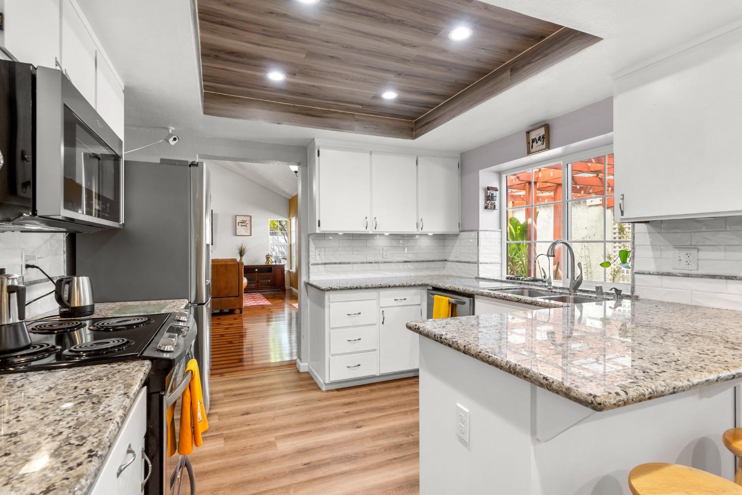 Photo #12 Beautifully updated kitchen!