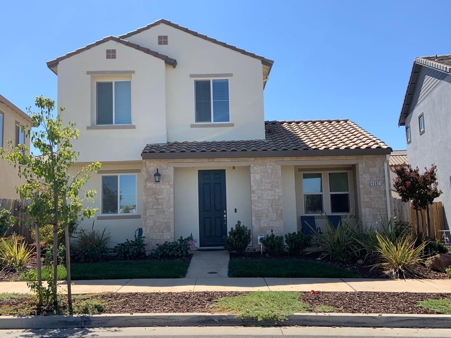 This beautiful Rancho Cordova home offers 3 bedrooms and a large loft which could be a fantastic off