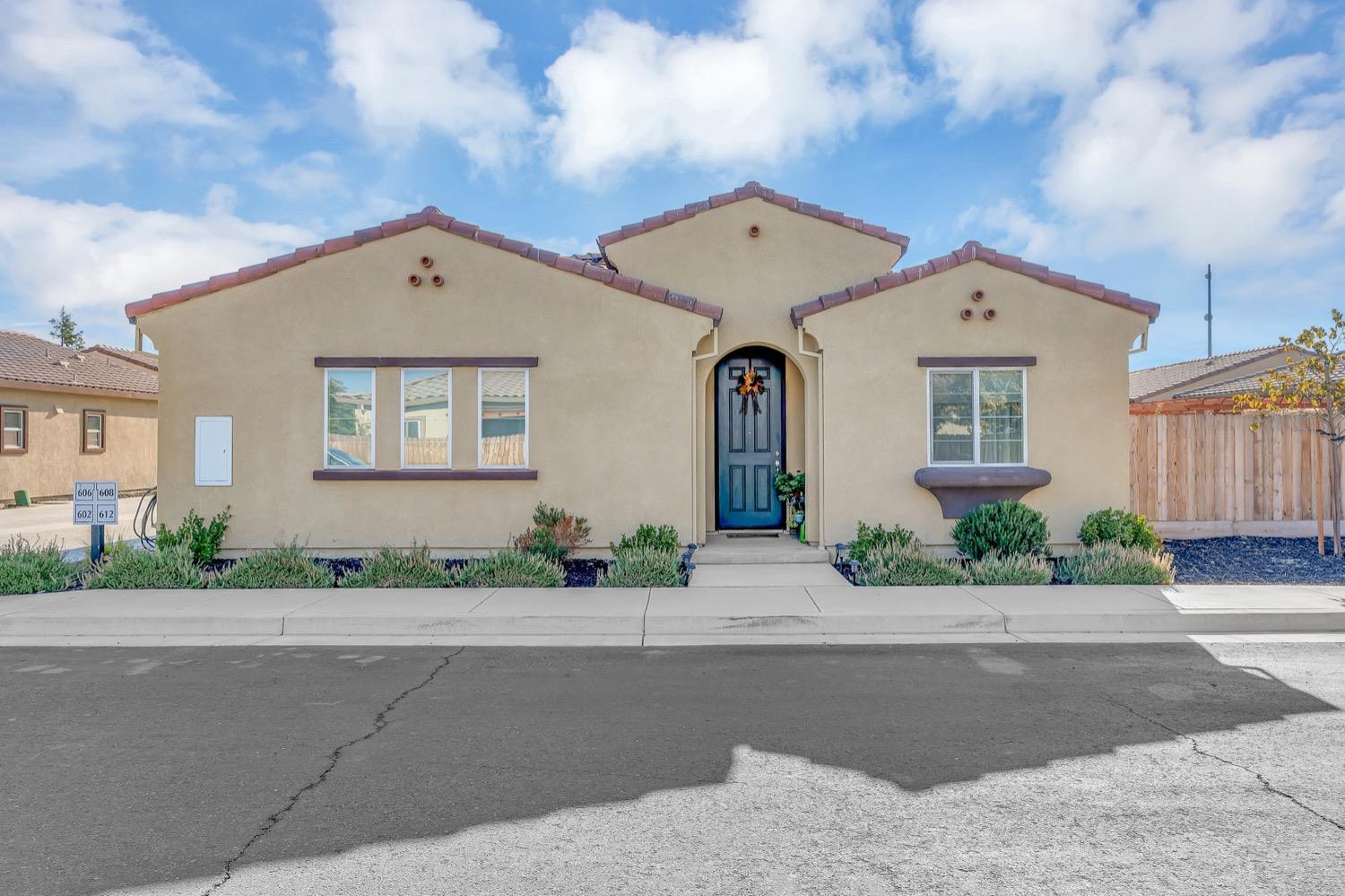 Detail Gallery Image 1 of 47 For 612 Machado St, Los Banos,  CA 93635 - 3 Beds | 2 Baths