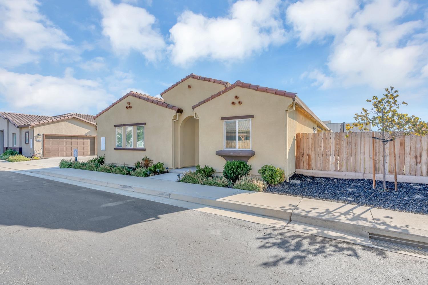 Detail Gallery Image 4 of 47 For 612 Machado St, Los Banos,  CA 93635 - 3 Beds | 2 Baths