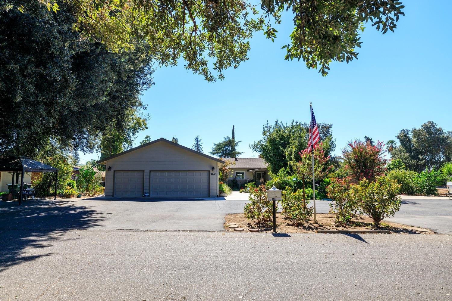 Detail Gallery Image 1 of 1 For 2212 Live Oak Ct, Modesto,  CA 95351 - 3 Beds | 2 Baths