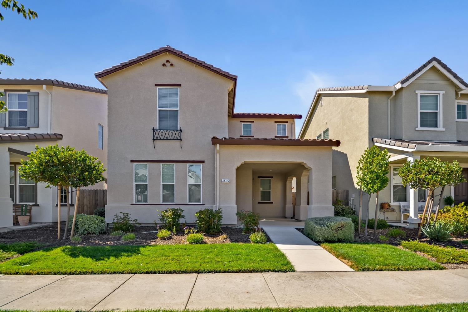 Natomas Meadows 2 story now available for you and your family. This property is charming! Walk up th