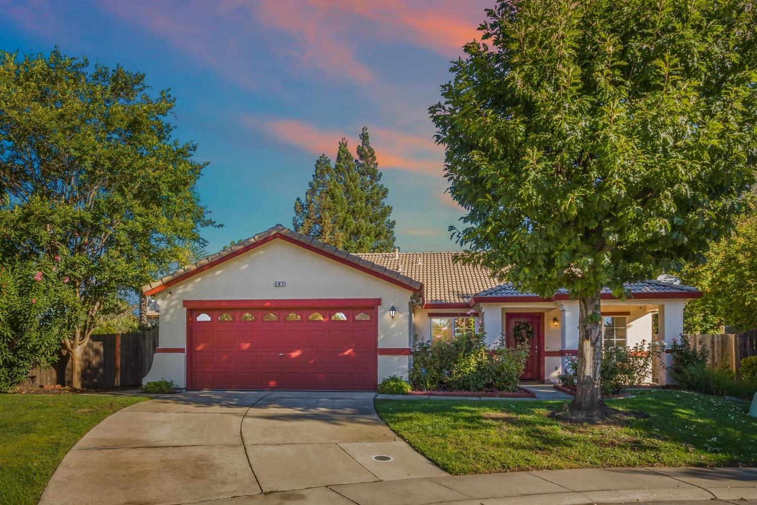 Nestled at the end of a court behind Folsom's wonderful Livermore Park, this Willow Springs beauty i