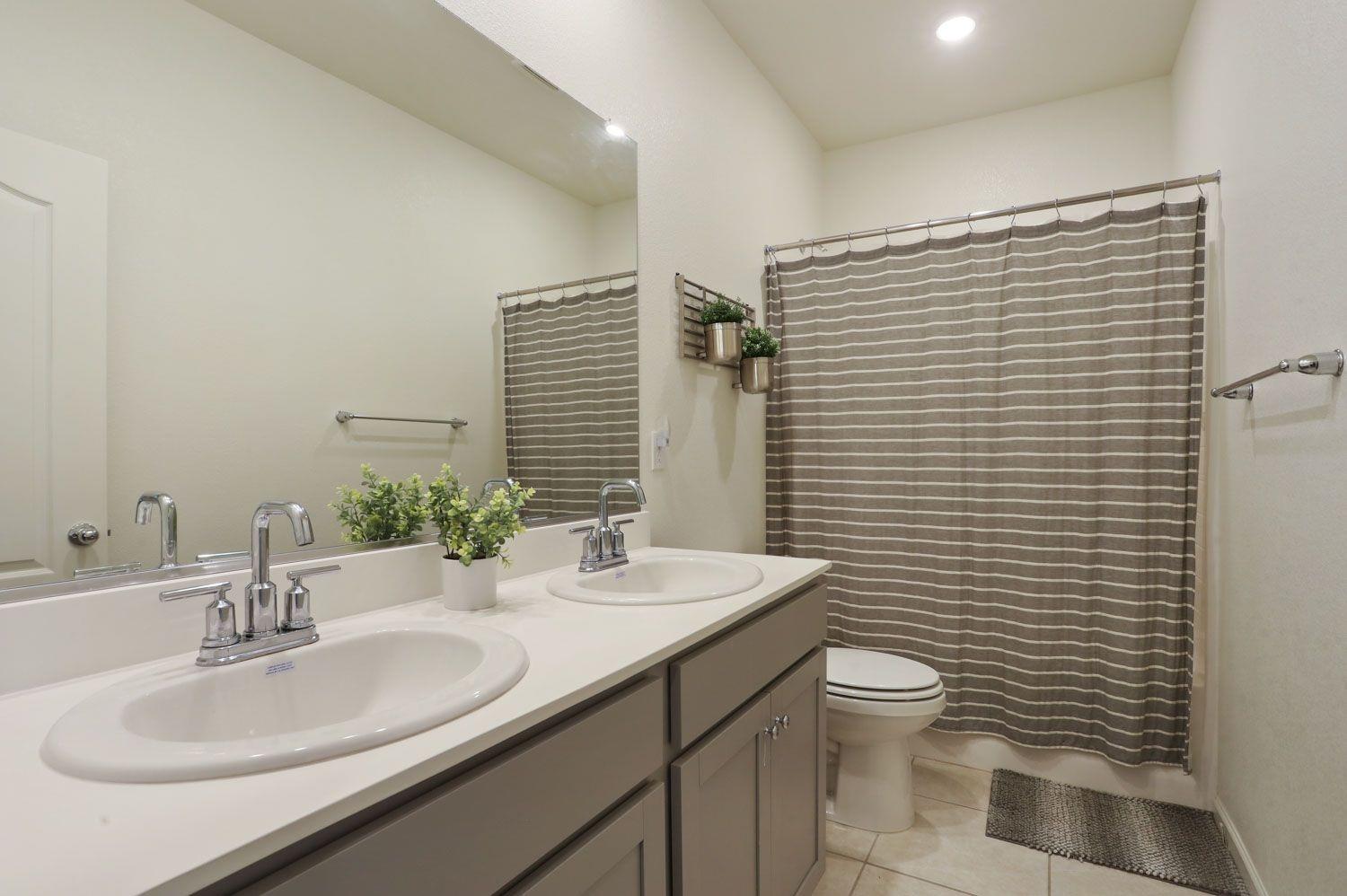 Detail Gallery Image 23 of 38 For 2135 River Willow Ave, Manteca,  CA 95337 - 5 Beds | 3/1 Baths