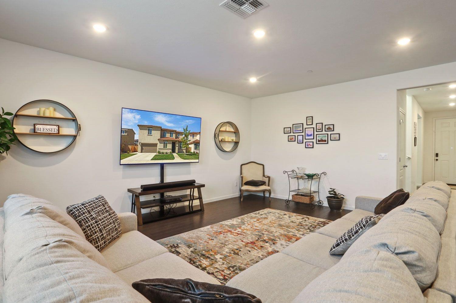 Detail Gallery Image 12 of 38 For 2135 River Willow Ave, Manteca,  CA 95337 - 5 Beds | 3/1 Baths