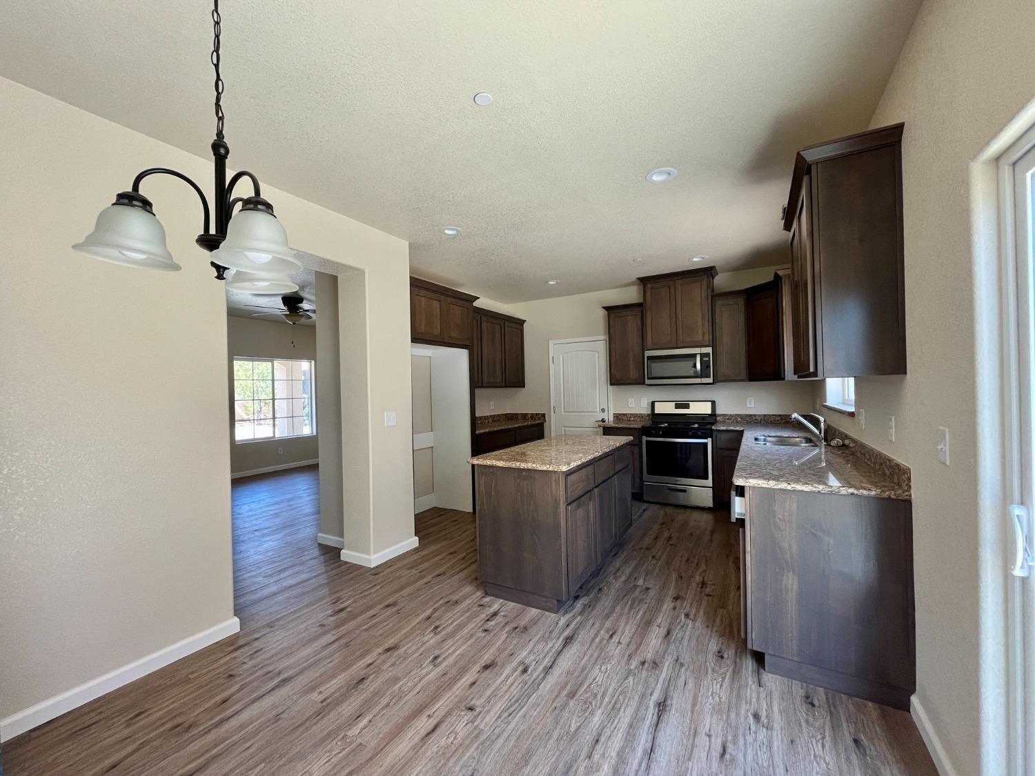 Detail Gallery Image 6 of 19 For 3668 Newport Ave, Merced,  CA 95348 - 4 Beds | 2/1 Baths