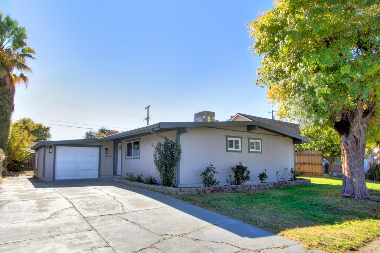Detail Gallery Image 1 of 1 For 1209 Anna St, West Sacramento,  CA 95605 - 3 Beds | 2 Baths