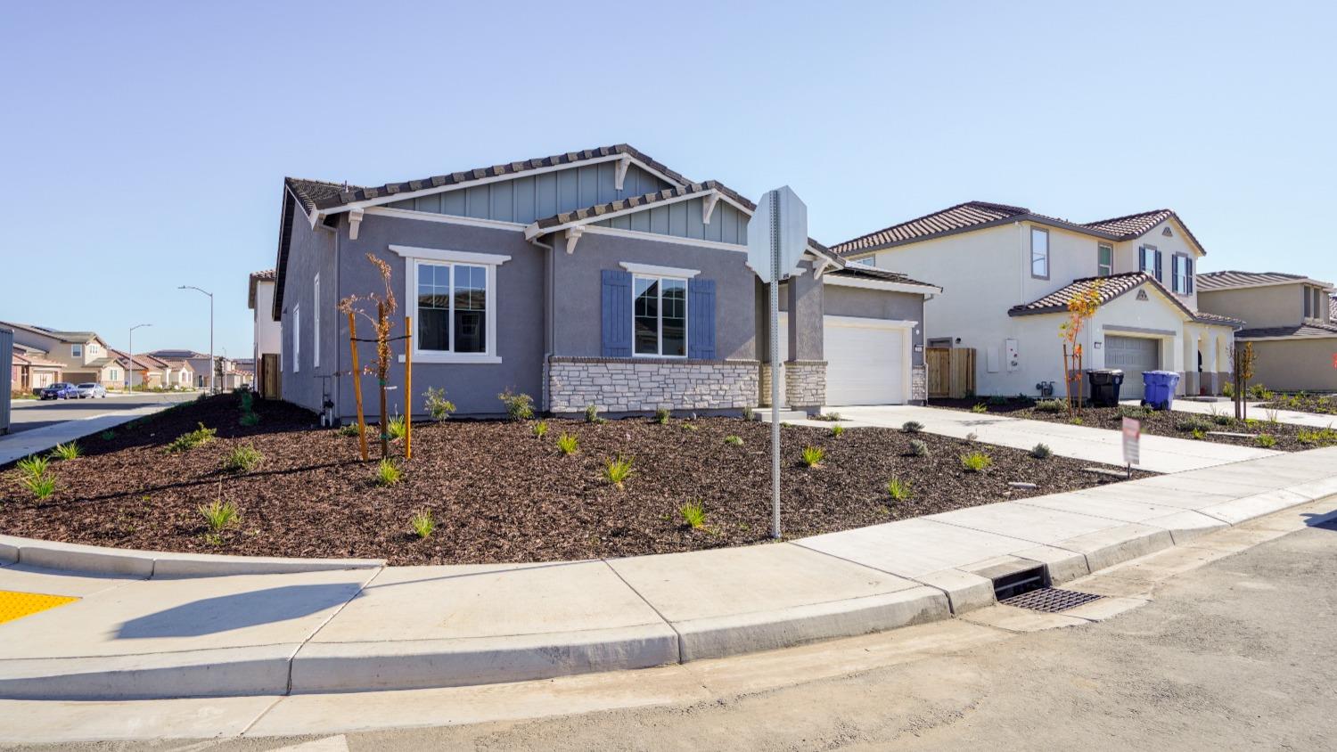 Detail Gallery Image 1 of 1 For 2104 Day Lily Ave, Manteca,  CA 95337 - 3 Beds | 2/1 Baths