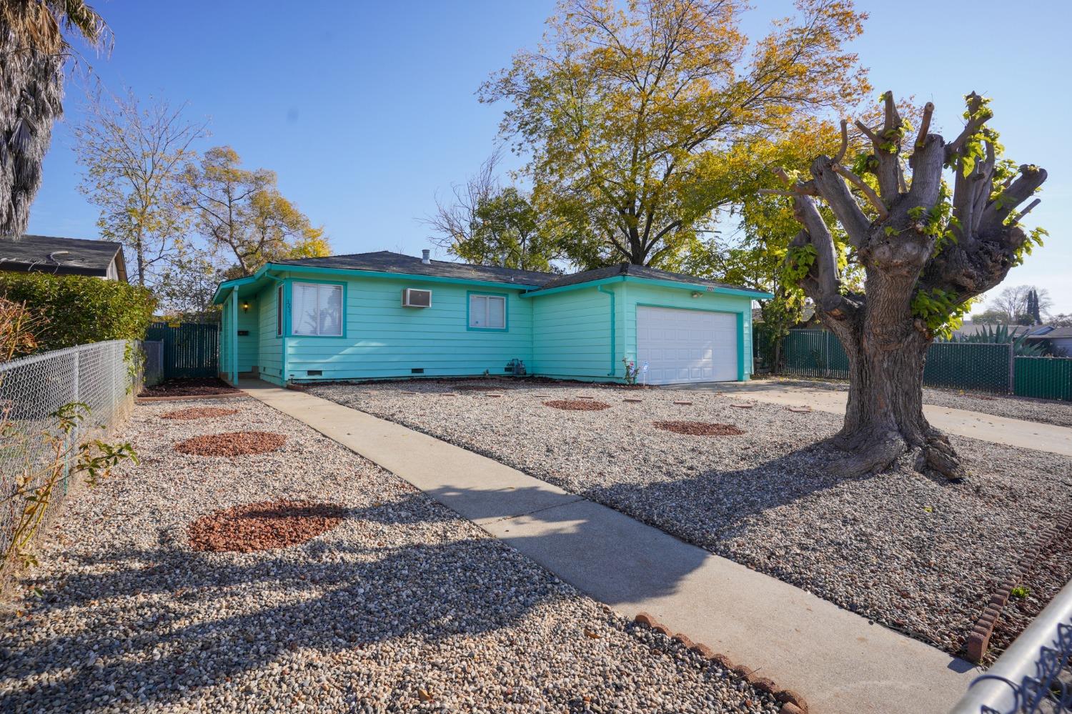Photo of 3231 Chettenham Dr in Rancho Cordova, CA