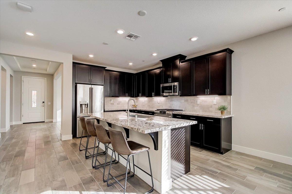 Photo of 4400 Hovnanian Dr in Sacramento, CA