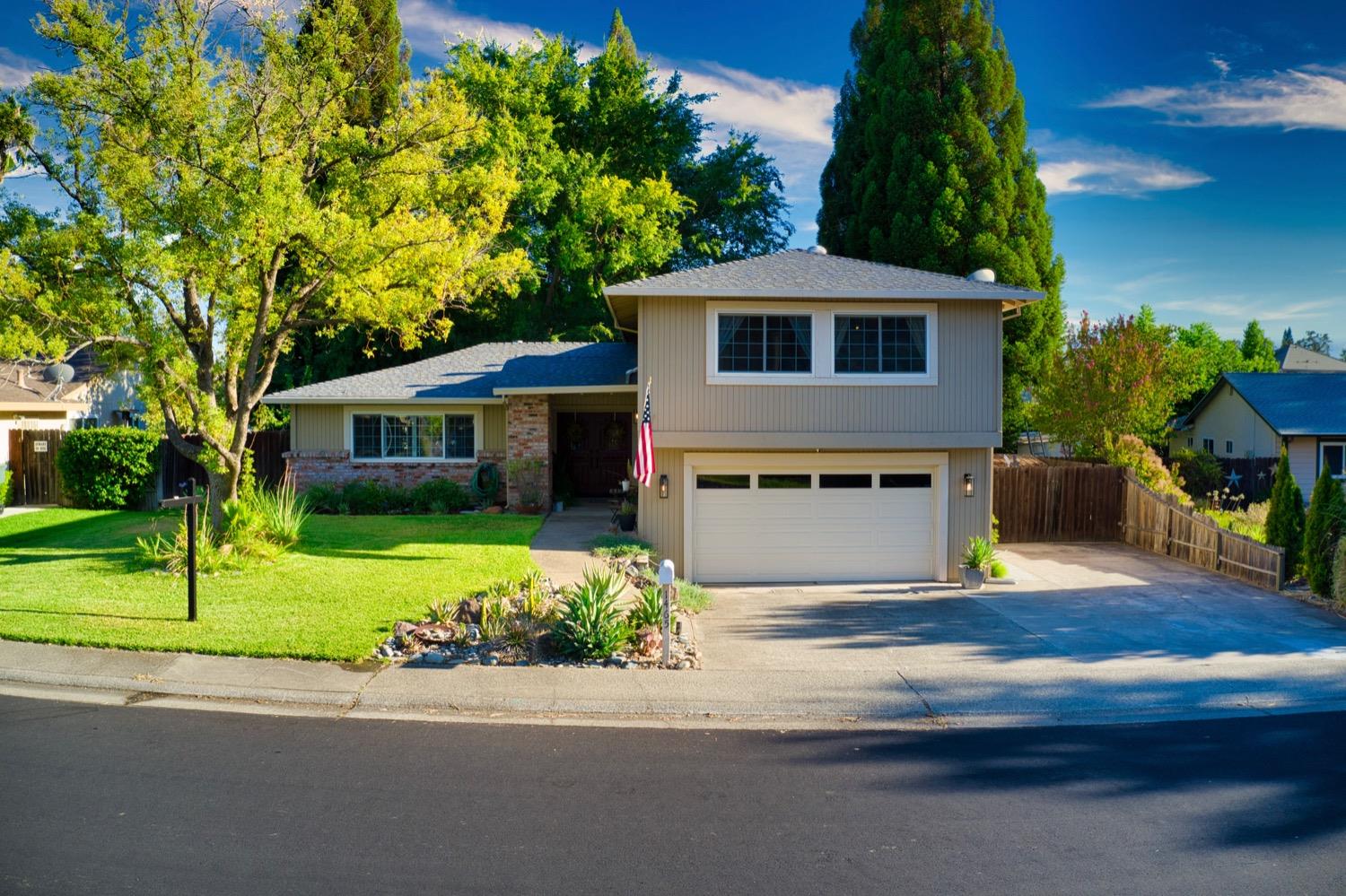 Detail Gallery Image 1 of 1 For 1465 W Colonial Pkwy, Roseville,  CA 95661 - 4 Beds | 2/1 Baths